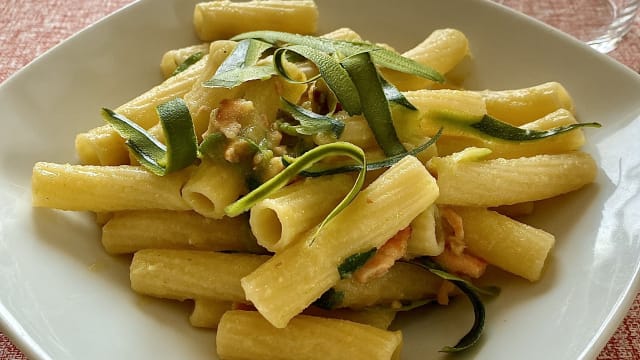 Pasta di Gragnano I.G.P. al salmone e zucchine - Locanda Reloup