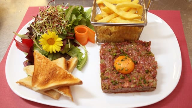 Steak tartare, frites & salade - La Terrasse