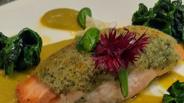 Darna di salmone piastrato in crosta di prezzemolo e salvia, cavolfiore al curry e spinaci scottati - Le Muse e il Mare, Bari