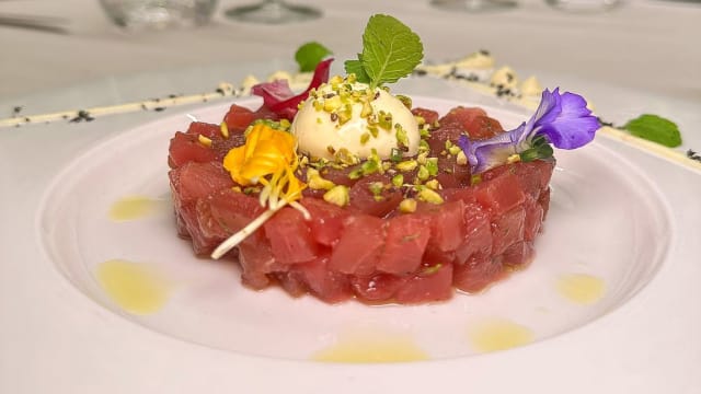 Tartare di tonno, zeste di lime, maionese all’arancia e granella di pistacchio - Le Muse e il Mare