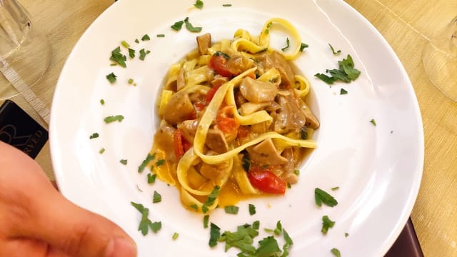 Fettuccine con funghi porcini e pachino - Antica Hostaria Al Vantaggio