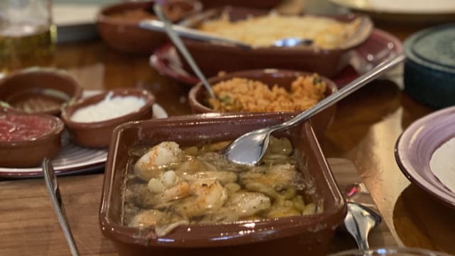 Gamba’s met knoflook en Mexicaanse kruiden uit de oven.  - El Sombrero, The Hague