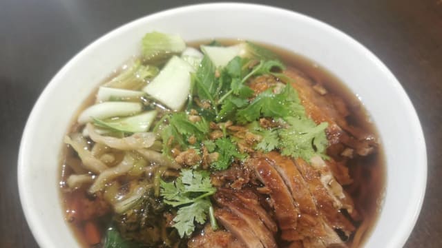 Soupe de nouilles au canard laqué  - La Famille Heureuse, Paris