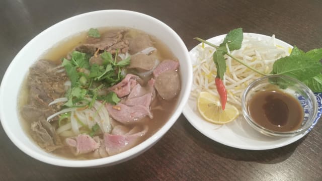 Phô - La Famille Heureuse, Paris