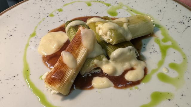 Cannolo di porro con demiglace di sedano rapa e crema di parmigiano - Antica Torre