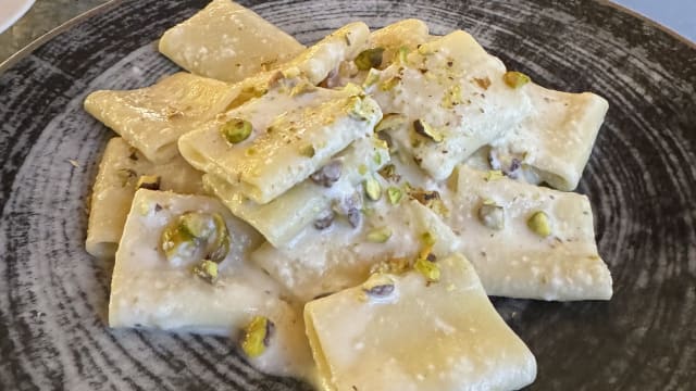 Paccheri cacio e pepe, limone e pistacchio - Antica Torre