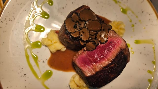 Filetto di manzo al tartufo con demiglace e purè di patate - Antica Torre, Carmignano