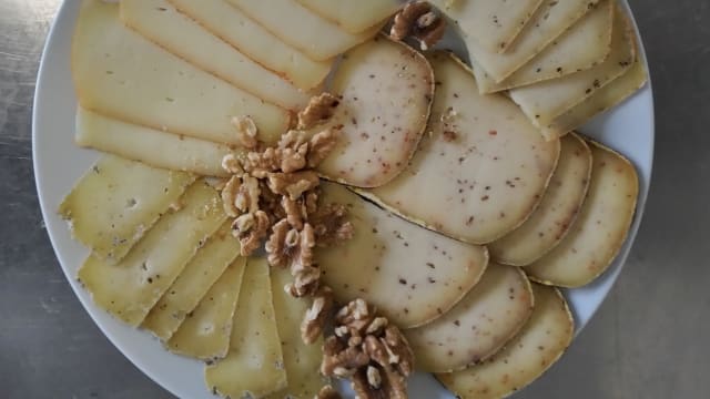 Tagliere di formaggi con composta di frutta - Ristoro Il Castello Dei Sogni