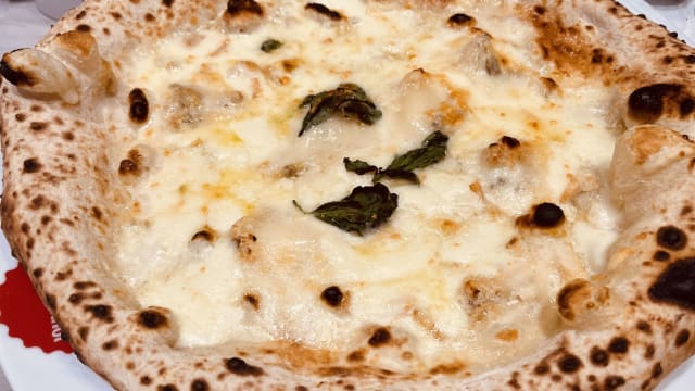 PIZZA ai 5 FORMAGGI mozzarella,gorgonzola,pecorino romano,caciottella e fior di panna - Johnny Take Uè, Milan