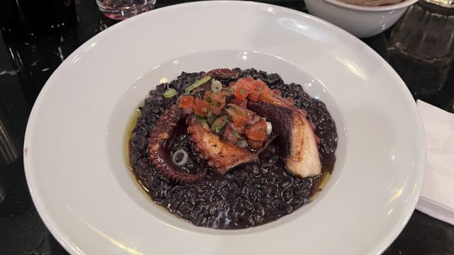 Poulpe à la plancha au piment d’Espelette et riz sauvage   - Café Albert, Paris