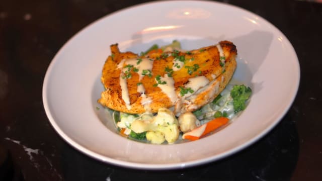 Filet de poulet jaune mariné aux herbes fraîches et gingembre, légumes croquants - Café Albert