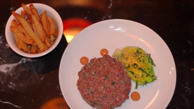 Tartare de bœuf charolais coupé au couteau accompagnés de frites maison & salade  - Café Albert