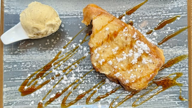 Pain perdu caramel, glace vanille + 2€ sur le menu - La Passerelle