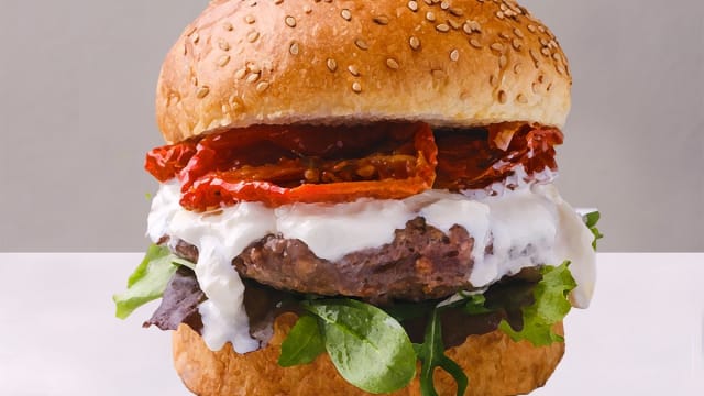 Hamburger con burrata e pomodorini secchi - Il Bovo - Hamburger Toscano - Via Nazionale