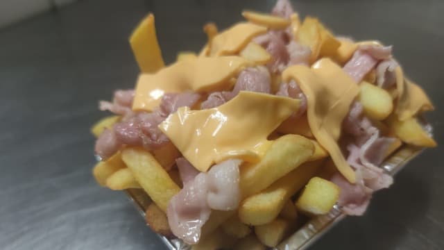 Porzione di patatine fritte con cheddar e bacon - L'antica Taverna del Monaco