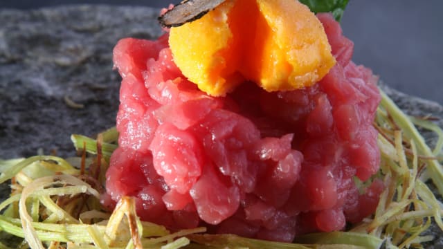 Tartar di chianina, tartufo nero, rosso d’uovo fritto e spugna di barbabietola - Al Vecchio Convento, Varese