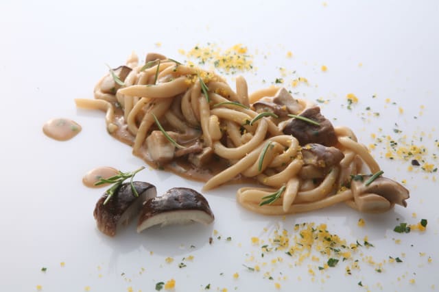 Pici toscani tirati a mano con salsiccia fresca e funghi porcini - Al Vecchio Convento, Varese