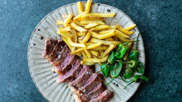 Lomo bajo de vaca madurada con patatas fritas y pimientos del padrón - Ella Sky Bar Madrid, Madrid