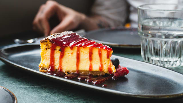 Tarta de queso con coulis de frambuesa - Ella Sky Bar Madrid, Madrid