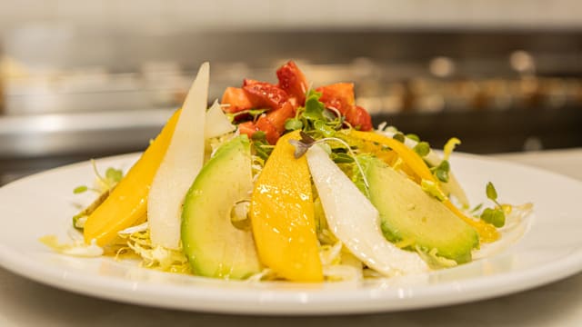 Ensalada de frutas con escarola, pera, aguacate y fresas - Urbisol