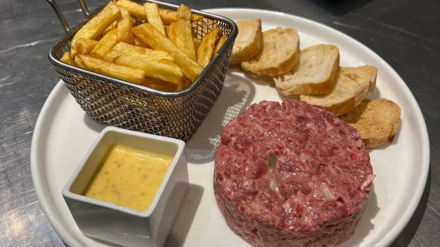 Steak tártar con salsa tártara y patatas - Urbisol