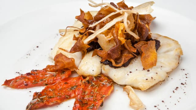 Lomo de merluza con tomate al tomillo y olivada negra - Urbisol