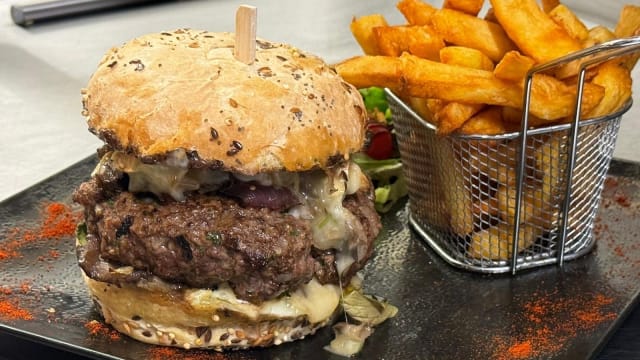 Burger gourmand / frites fraîches - Le Studio , Tourcoing