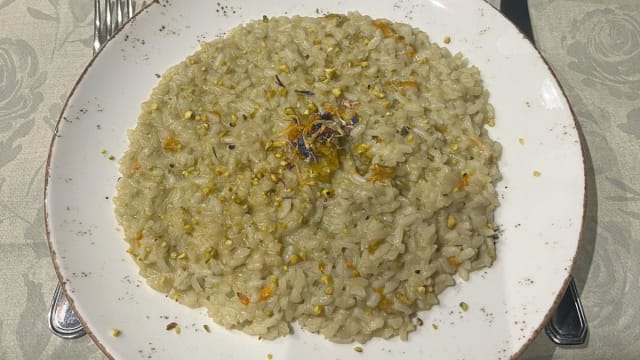 Risotto with pumpkin flowers and chopped pistachio - Le Cantine del Palazzo, Volterra