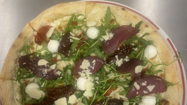 PIZZA BRESAOLA - pesto pizza