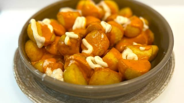 Patatas bravas con alioli - La Sencilla, Madrid