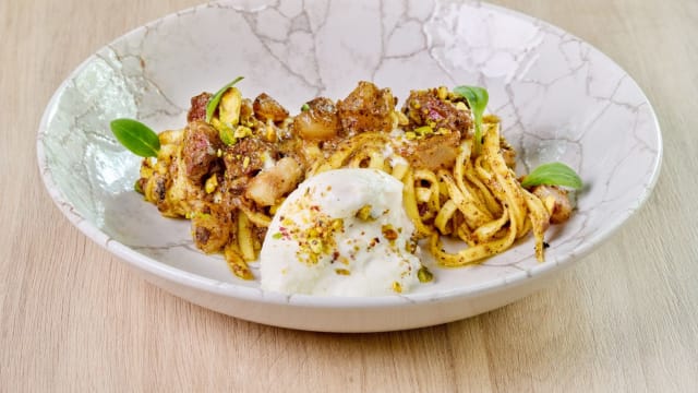 Tagliatelle al pesto de pistacho, papada y burrata - CentOnze - Hotel Le Méridien, Barcelona