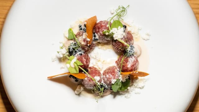 Vitello “tonnato” come fosse una tartare, tartufo e mandorla - Gallery Bistrot Contemporaneo