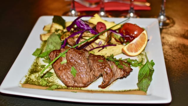 Piéce de boucher de boeuf et sa poêlée de légumes frais - Hugo