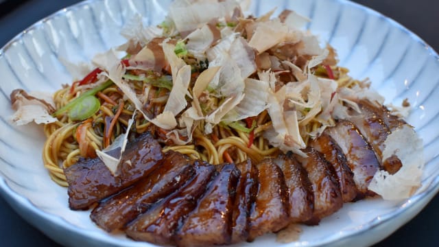 Noodles, Salseados con Jengibre, Cebolleta, Verduras y Panceta Asada - Shiro by Paco Pérez - Castell de Peralada