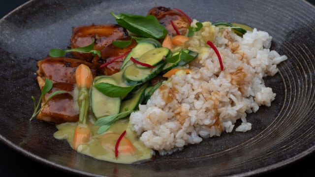 Curry Verde de Alitas de Pollo Descalzos en Railay Beach - Shiro by Paco Pérez - Castell de Peralada