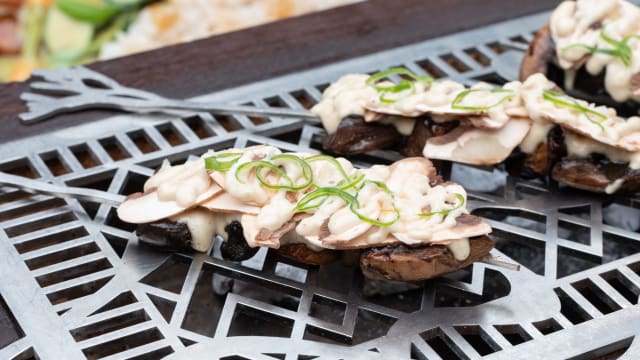 3 Brochetas de Portobello, Pincelada de Miso, Crudos y Mayonesa de su Agua - Shiro by Paco Pérez - Castell de Peralada