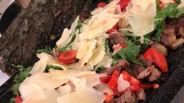 Tagliata di manzo con rucola, grana e pomodoro pachino - Ristorante Pizzeria Nettuno