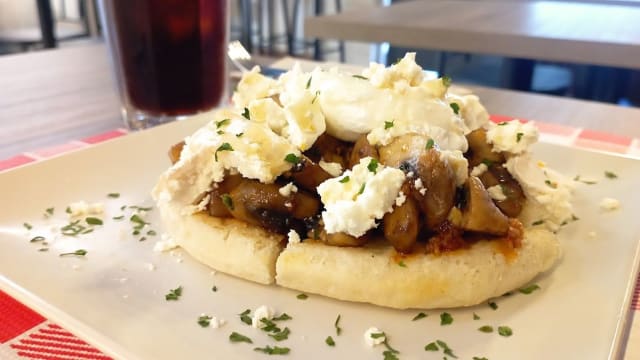 Champiñones Sauté con sobrasada de Menorca, rulo de Cabra desmigado y miel sobre pan pizz artesanal - Pipo, Madrid