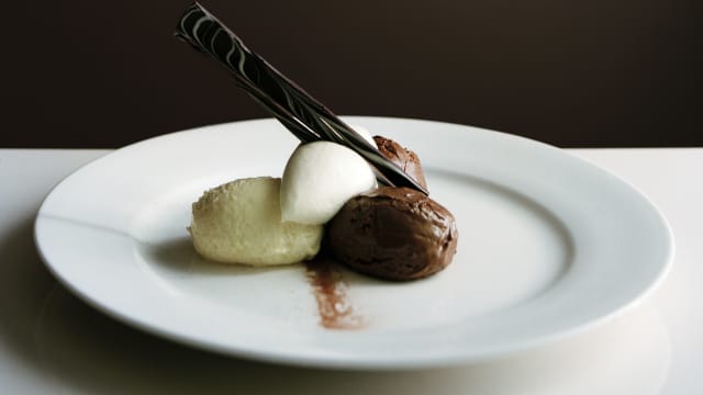 Hemelse Modder; dark and white chocolate mousse with vanilla cream. - Hemelse Modder, Amsterdam