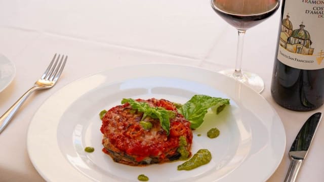 Parmigiana di melanzane con provola affumicata e salsa di basilico napoletano - La Pergola, Positano