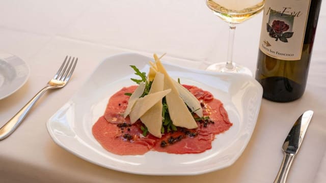 Carpaccio di carne, rucola, scaglie di parmigiano 24 mesi, vinaigrette al tartufo e riduzione al balsamico - La Pergola, Positano