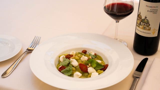 Gnocchi di patate al pesto di basilico, ricotta di bufala e pomodorini canditi - La Pergola