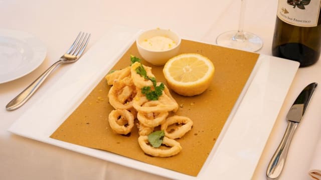 Calamaro b fritto servito con maionese al limone d’amalfi - La Pergola, Positano