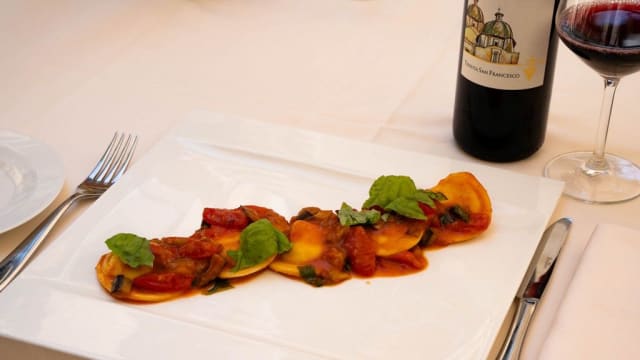 Ravioli ripieni di ricotta e provola servito con pomodorini e melanzane - La Pergola, Positano