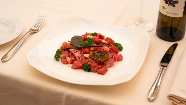 Tartara di tonno , crudo di pomodorini, origano, tarallo di agerola e foglie di cappero - La Pergola