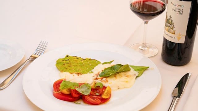 Mozzarella alla griglia su foglia di limone con insalata di pomodori di sorrento - La Pergola, Positano