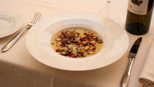 Polpo b arrosto su crema di patate e battuto di pomodorini secchi - La Pergola, Positano