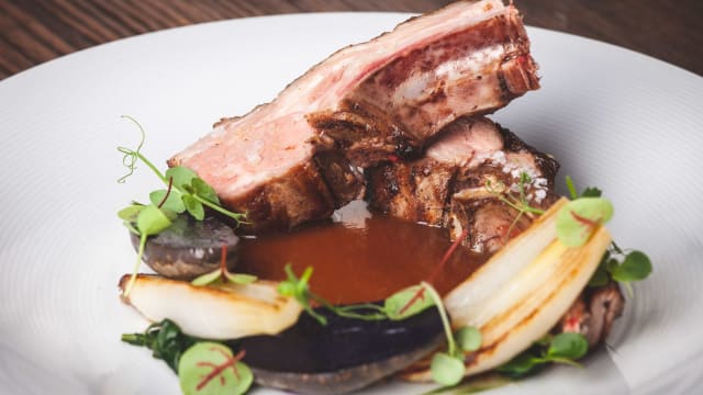 Costolette di agnello alle erbe con salsa al cappero, cipollotto brasato e carota arrostita - Arna ristorante