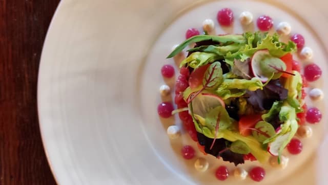 Tartare di manzo, dressing alla senape, rucola e giardiniera di verdure - Arna ristorante