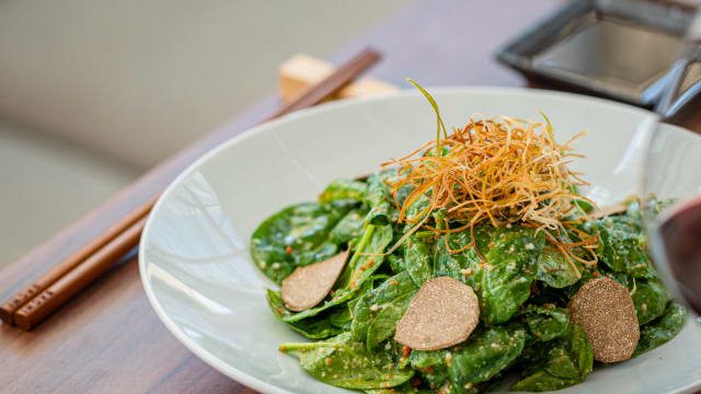 Salade de pousses d'épinards, sauce miso yuzu, huile aromatisée à la truffe - SACHI, Geneva